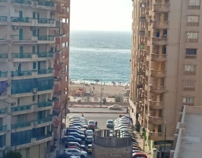 شقة للإيجار ترى البحر من البلكونة وغرفتين